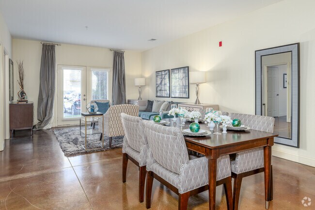 2 habitaciones, 2 baños - 1153 pies cuadrados - sala de estar con vista al puerto deportivo - Northpoint At 68