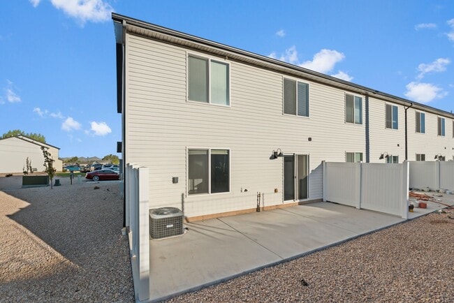 Building Photo - Comfortable and Spacious 4-Bedroom Townhom...