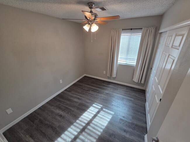 Building Photo - 3-bedroom, 2-bathroom home located in the vibrant city of Las Vegas, NV.