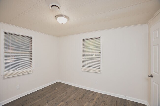 Foto del edificio - 2553-2555 Lloyd Rd