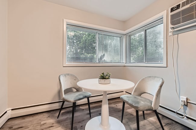 Interior Photo - Riverwood 6425