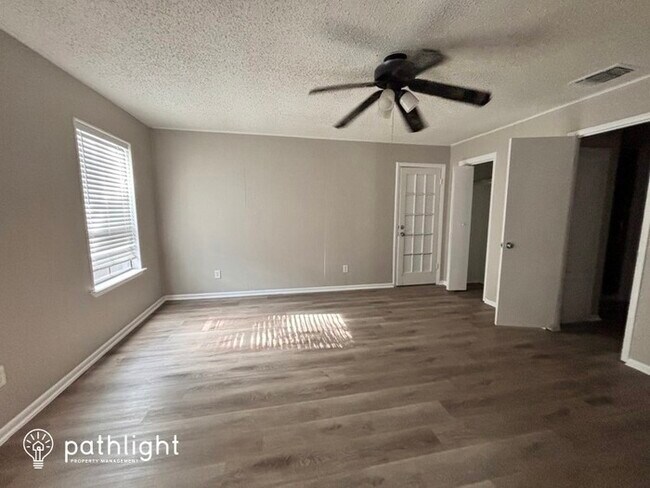 Building Photo - 413 Rambling Dr, Canyon Lake, TX, 78133