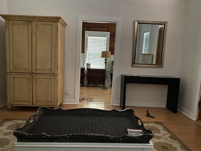 Foto del edificio - 1009 Gillespie St