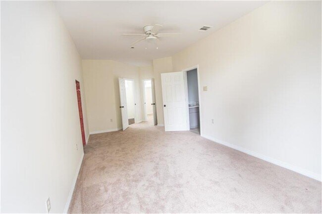 Foto del edificio - 446 Rivergrove Dr