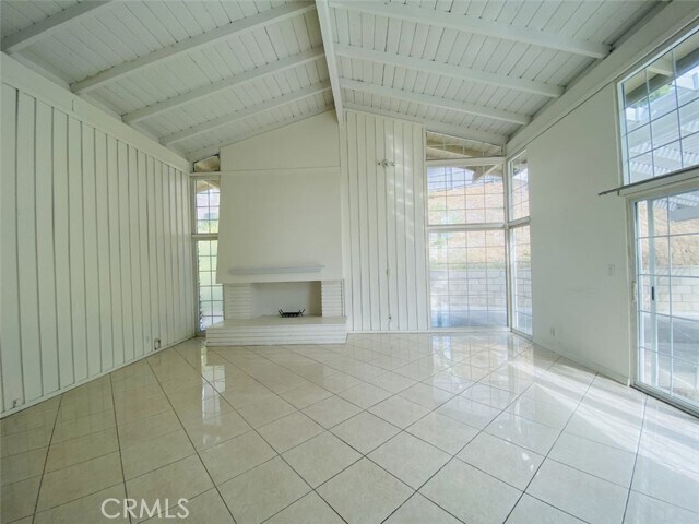 Building Photo - 8991 Meadowbrook Way