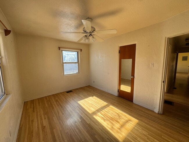 Building Photo - University Home, Great Layout!