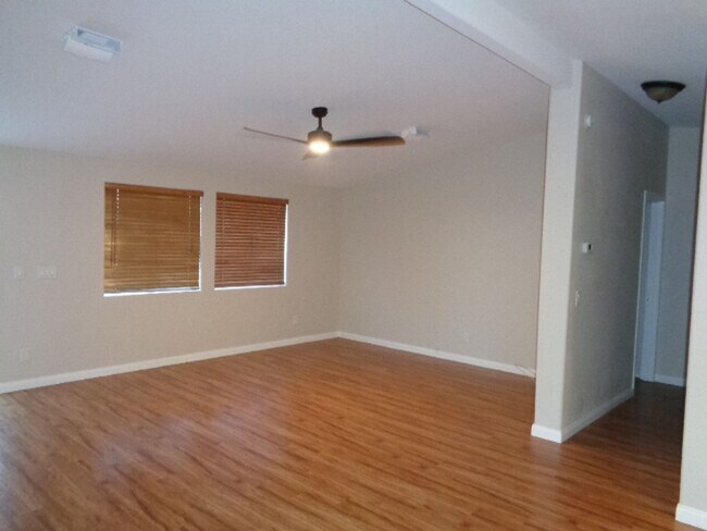 Building Photo - Terrific 3 bed/2 bath home with  ton of pr...