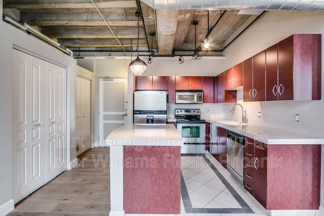 Foto del edificio - 114 W Adams St