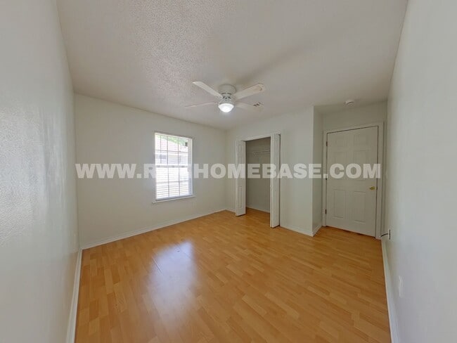 Foto del edificio - Crestview Charm: 4 Bedroom Home with Hard Floors and Fenced Yard!
