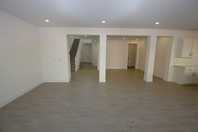 Foto del edificio - SW - BRAND NEW HOUSE - HUGE 4 BED/3 BATH/3...