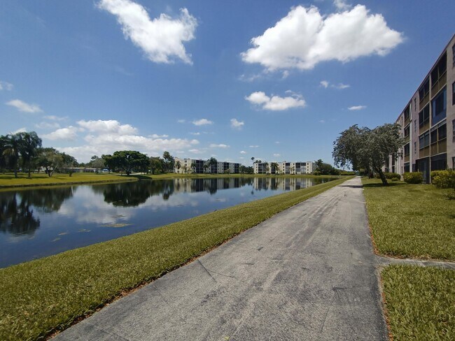 Foto del edificio - 7320 Amberly Ln