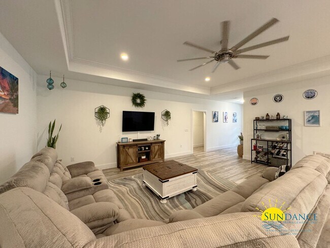 Building Photo - Custom Features in this Centrally Located ...