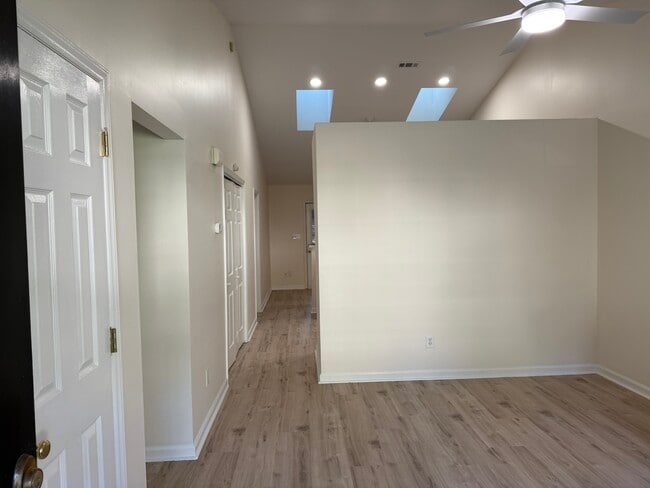 Entrada - 2 Crystal Oaks Ct