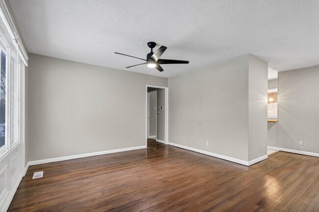 Foto del edificio - 9725 Medford Dr