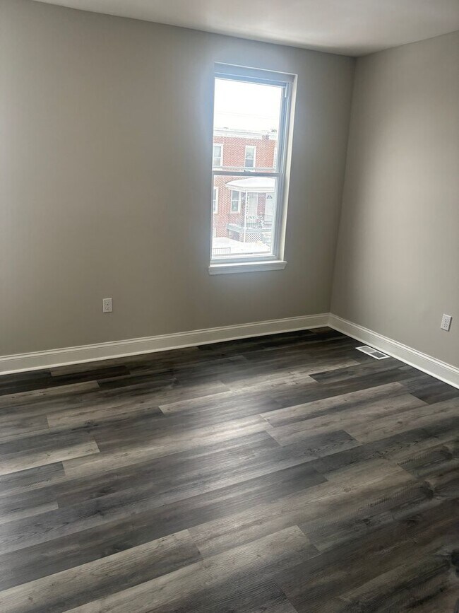 Foto del edificio - Spacious 3 Bedroom Home Available In East Baltimore