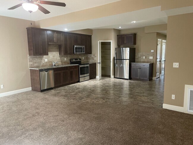 Building Photo - Spacious 3 Bed 2.5 Bath with Stainless Ste...