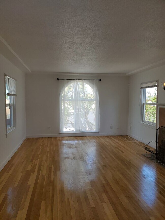 Building Photo - 1220 N Van Ness Ave