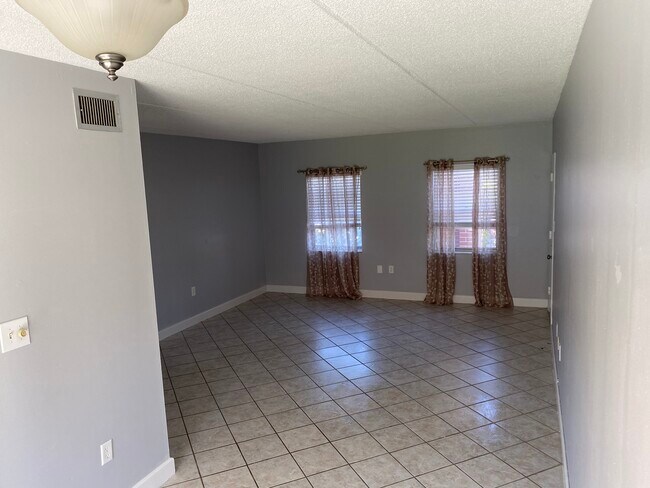 Living room - 7000 Sunset Dr S