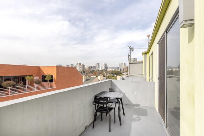 Foto del edificio - 10473 Santa Monica Blvd