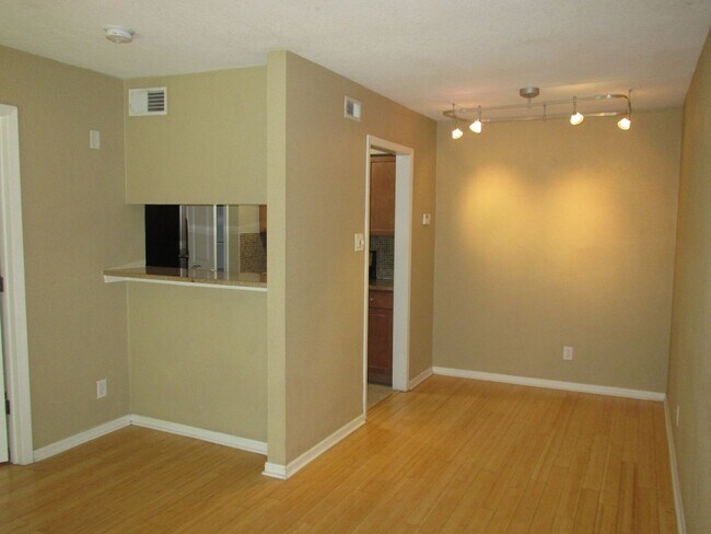 Building Photo - 3204 Menchaca Rd