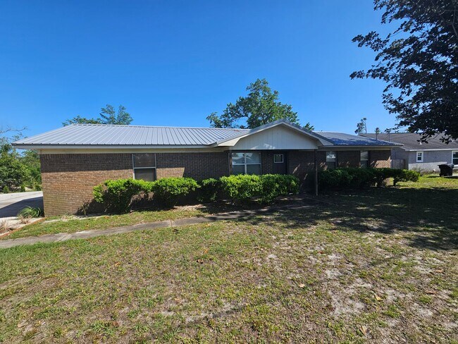 Building Photo - Charming 3Bed/2Ba Brick Home on the Edge o...