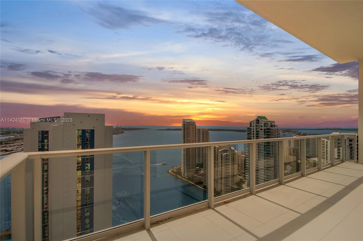 Foto principal - 300 S Biscayne Blvd