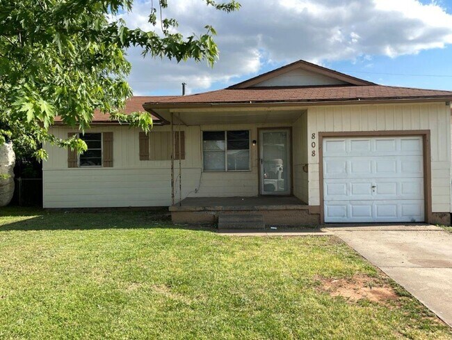 Foto del edificio - New paint, 3 bed 1 bath 1 car in SE Okc!