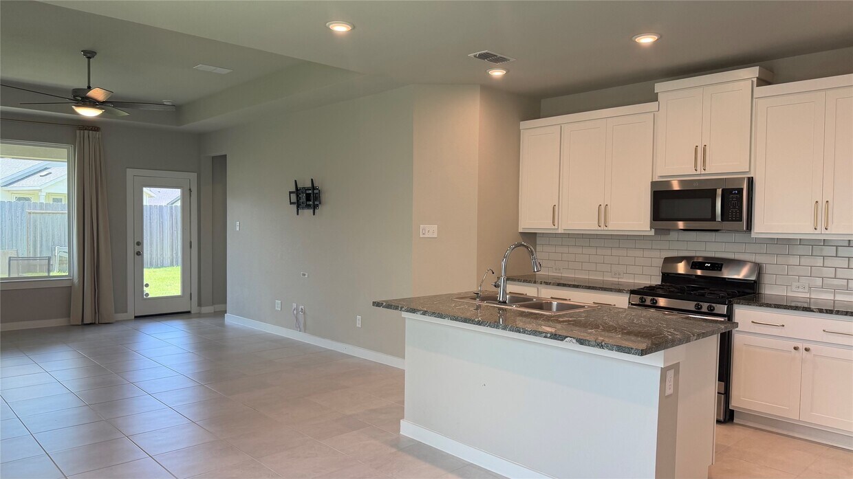Building Photo - 7215 Clearwater Cv Dr