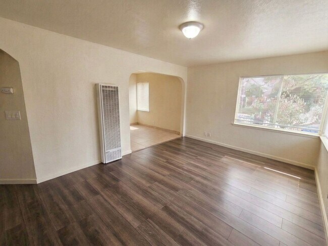 Foto del edificio - Recently Remodeled 1 Bedroom Duplex Unit Looking for a new tenant!