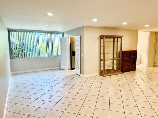 Building Photo - 5301 Balboa Blvd