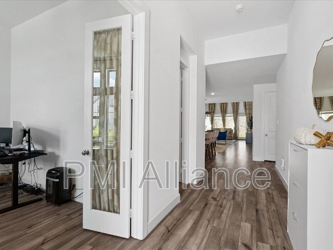 Foto del edificio - 4828 Celestial Rd