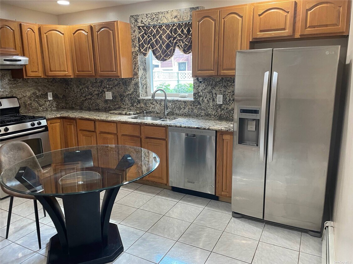 Foto principal - 82-74 170th St