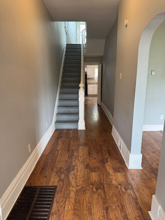 Building Photo - 3 Bedroom 1 Bath Minutes Away from the City!