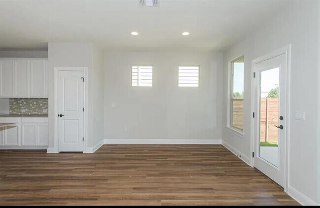 Foto del edificio - 13901 Ilex Dr