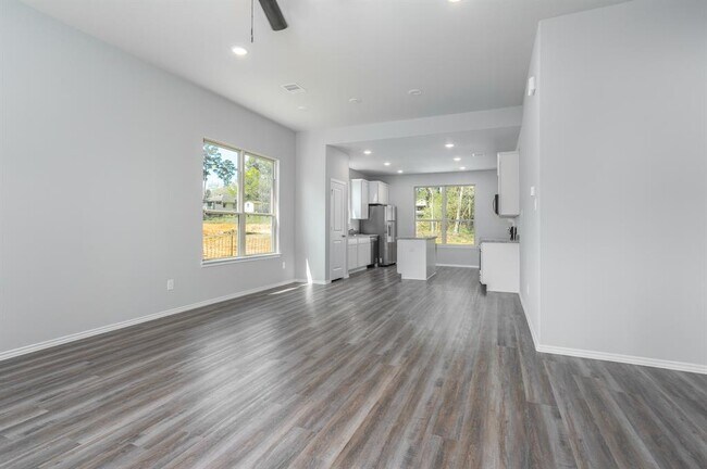 Building Photo - 704 Crystal River