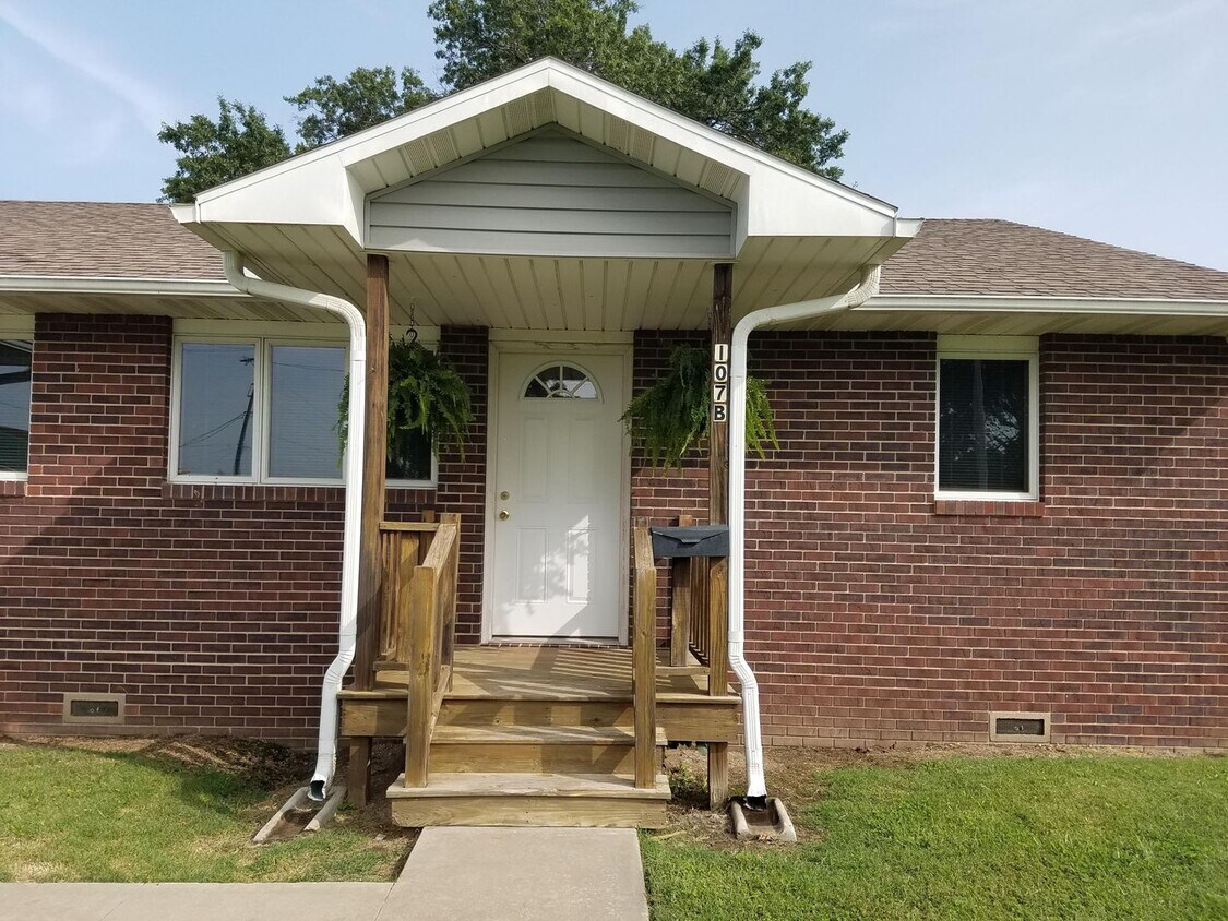 Primary Photo - 107 E. Kansas Duplex