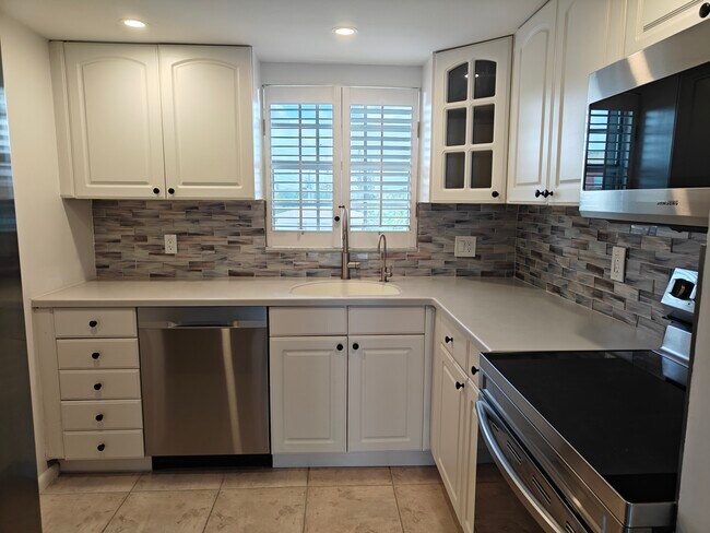 Building Photo - 410 Wilma Cir