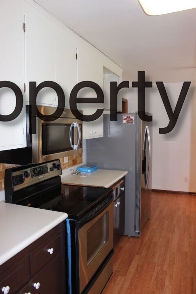Building Photo - Edina Single Family Home, Hardwood Floors,...