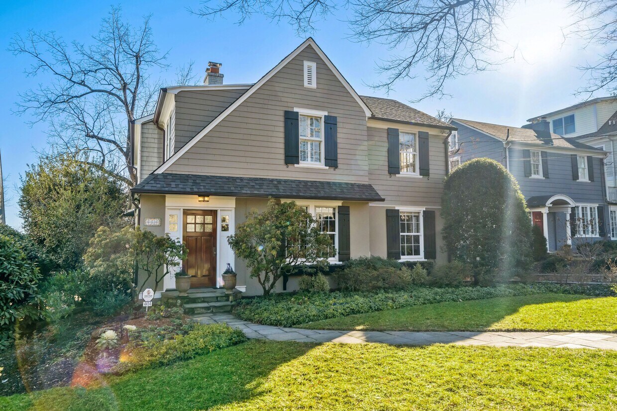 Foto principal - 4414 Lowell St NW
