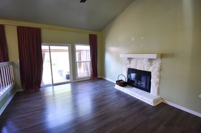 Building Photo - 3 Bedroom 2 Bathroom Home with Large Deck-...