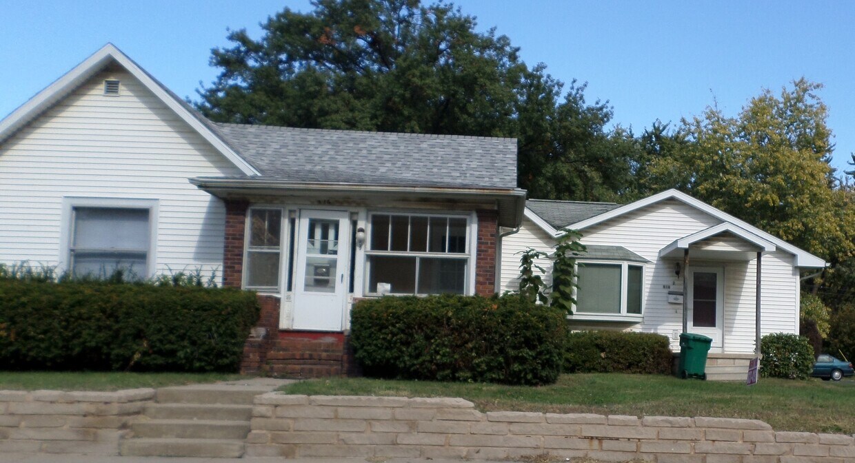 Primary Photo - 2 bedroom duplex with 2 car attached garage!