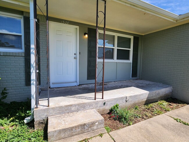 Building Photo - Spacious 3-Bedroom, 1-Bathroom Home AVAILABLE NOW!!