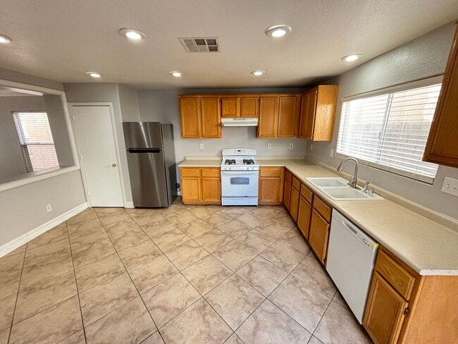 Building Photo - Gorgeous 3Bed/2.5Bath/2Car, 2-Story Home located in the East part of the valley