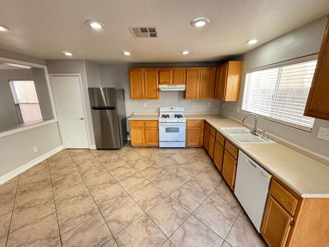 Foto del edificio - Gorgeous 3Bed/2.5Bath/2Car, 2-Story Home located in the East part of the valley