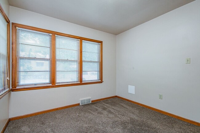 Building Photo - Great 5 Bedroom on East Side of Campus