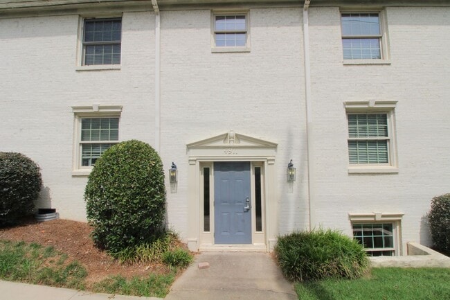 Building Photo - (Coming Soon) 2 Bedroom Condo on Park Road!