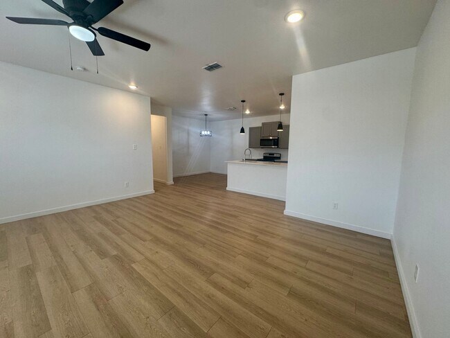 Foto del edificio - Spacious 3-Bedroom Duplex Near Texas Tech