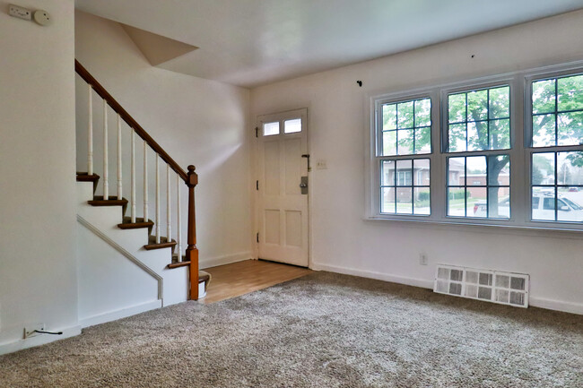 Foto del edificio - 831 N Raynor Ave