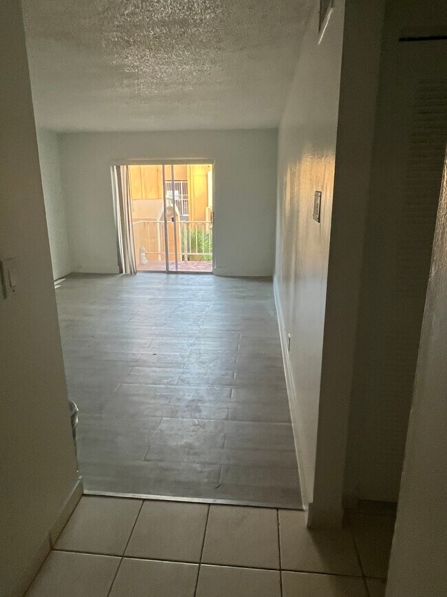 Foto del edificio - 18101 NW 68th Ave