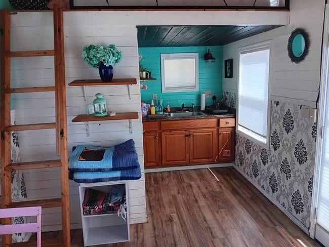 Building Photo - 685 Englehart